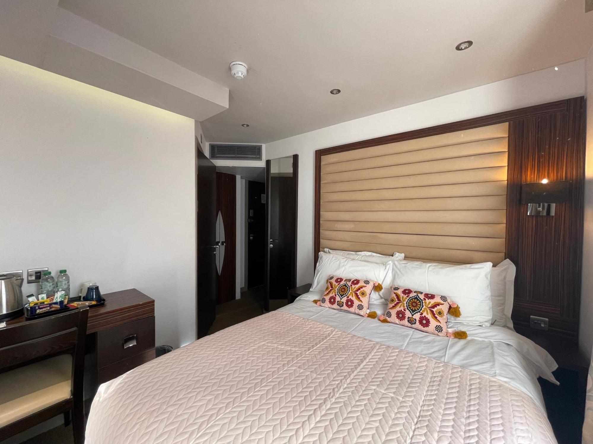 Maitrise Hotel London Exterior photo